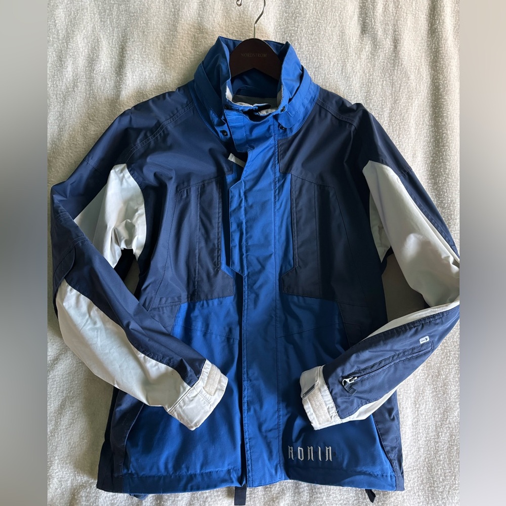 Burton Snowboard Jacket. Men’s small. Side vents, pockets, very good condition!
